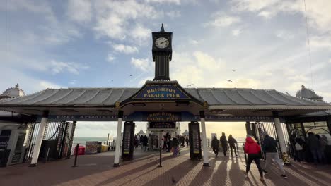 Brighton-Palace-Pier-Schild-Und-Eingang-Bei-Sonnenuntergang-Im-Sommer-Mit-Menschen