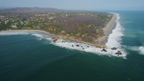 Luftaufnahme-Von-Wellen,-Die-Gegen-Den-Strand-Von-Punta-Zicatela-Schlagen