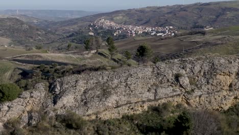 Matera,-Italien,-Enthüllt-Hinter-Der-Bergkette-Ein-Drohnenvideo,-Das-Sich-Nach-Oben-Bewegt