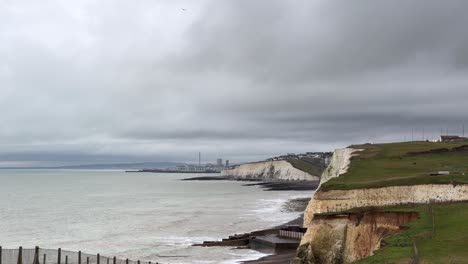 Wide-angle-shot-looking-over-chalk-cliff-and-English-Channel-in-Sussex