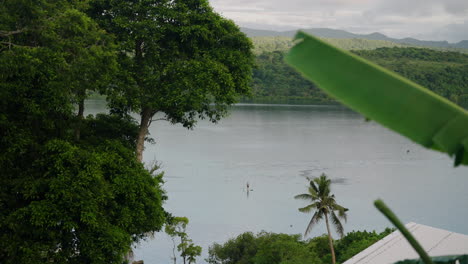 Ruhige-Insel-Mit-Man-Paddeln-Bei-Sonnenuntergang-In-Moso,-Off-coast-Efate-In-Vanuatu,-Provinz-Shefa