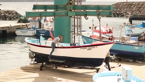 Fischerboot-Startet-Am-Pier-Von-Sao-Mateus-Da-Calheta-Auf-Der-Insel-Terceira,-Azoren,-Portugal
