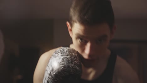 Boxer-Bringt-Sich-Zu-Hause-Mit-Boxtraining-Und-Schlagtechniken-In-Kampfform