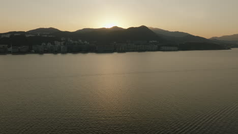 Silhouette-Des-Stadtbildes-Von-Hongkong-Mit-Wolkenkratzer-Während-Des-Epischen-Sonnenuntergangs-über-Dem-Ozeanwasser