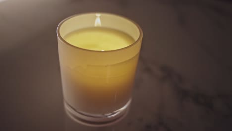 Aromatische-Kerze-In-Einem-Kerzenhalter-Aus-Glas-Angezündet