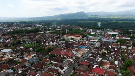 Tejados-De-La-Ciudad-De-Magelang-En-Indonesia,-Drone-Aéreo-Vuela-Hacia-Adelante-Vista