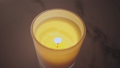Kerze-In-Einem-Glas,-Das-Mit-Bokeh-Hintergrund-Leuchtet