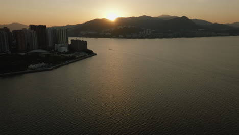Luftsonnenuntergang-Stadtbild-Der-Modernen-Metropole-Hong-Kong-In-China-Während-Des-Warmen-Goldenen-Stundenlichts