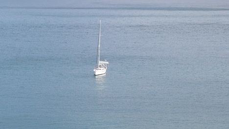 Navegando-En-El-Océano-Tranquilo-En-Baía-De-Angra-Do-Heroísmo-En-La-Isla-De-Terceira,-Archipiélago-De-Azores,-Portugal