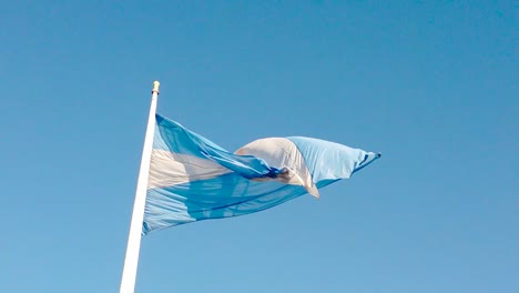 Nationalflagge-Von-Argentinien-Fliegt-Im-Wind-Auf-Blauem-Himmelshintergrund