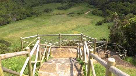 Pasarela-Y-Mirador-Con-Vistas-A-Campos-Verdes-En-La-Isla-Terceira,-Azores,-Portugal