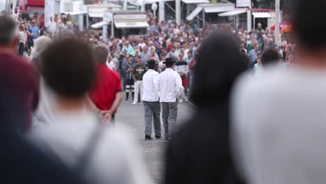 Menschenmenge,-Die-Stierkämpfe-Am-Seil-Auf-Der-Straße-Auf-Der-Insel-Terceira,-Azoren,-Portugal,-Beobachtet