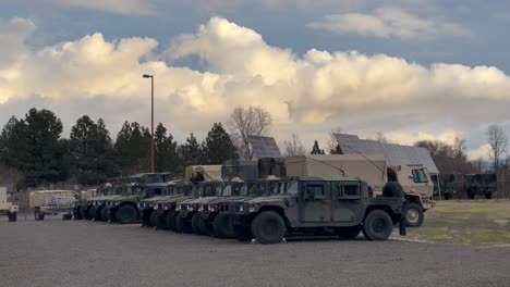 Hummers-De-Suministros-Militares-Estacionados-Y-Protegidos