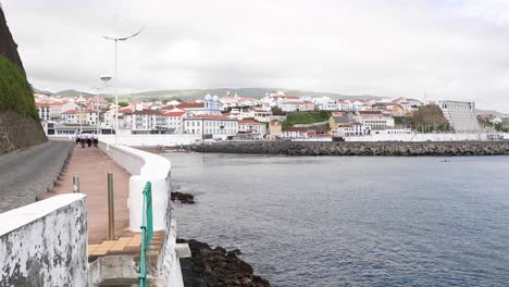 Gente-Caminando-Por-El-Paseo-Marítimo-De-Angra-Do-Heroísmo-En-La-Isla-Terceira,-Azores-Portugal