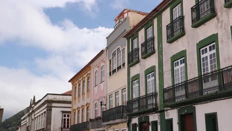 Ein-Blick-Auf-Die-Typische-Bunte-Fassadenarchitektur-In-Angra-Do-Heroísmo,-Dritte-Insel,-Azoren,-Portugal