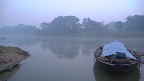 There-are-boats-tied-to-the-river-at-dawn-of-winter