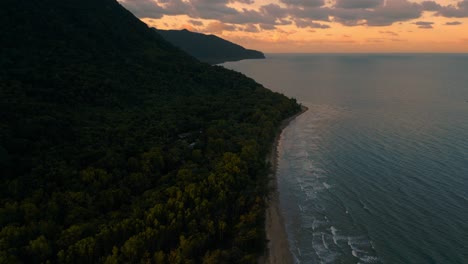 Epischer-Sonnenuntergang-Im-Tropischen-Daintree-regenwald-Von-Cape-Tribulation