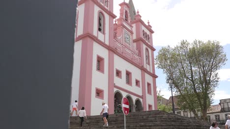 Travelers-Visiting-The-Cathedral-of-Angra-do-Heroísmo-In-Azores,-Terceira-Island,-Portugal