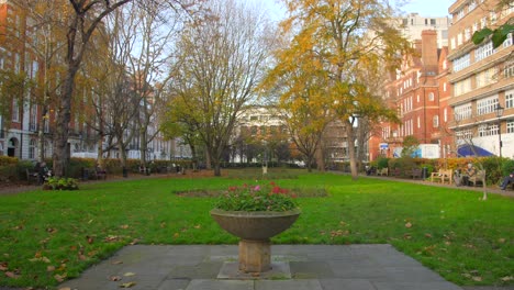 Panorama-De-La-Plaza-Del-Jardín-De-La-Reina-Durante-La-Temporada-De-Otoño-En-Bloomsbury,-Londres
