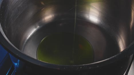 Gießen-Sie-Olivenöl-In-Einen-Stahltopf-Und-Fügen-Sie-Gehackte-Zwiebeln-Und-Hackfleisch-Hinzu