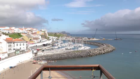 Jachthafen-Und-Baggerschiffe-In-Der-Bucht-Von-Angra-In-Angra-Do-Heroismo,-Insel-Terceira,-Portugal