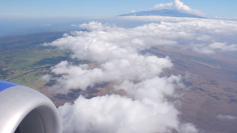 Wolken-Ziehen-Mit-Dem-Flugzeug-über-Die-Hawaiianische-Insel