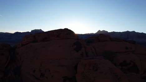 Luftaufnahmen-Der-Schlucht-Der-Roten-Felsformation-In-Las-Vegas,-Kalifornien,-Drohne,-Die-Den-Malerischen-Morgensonnenaufgang-Enthüllt