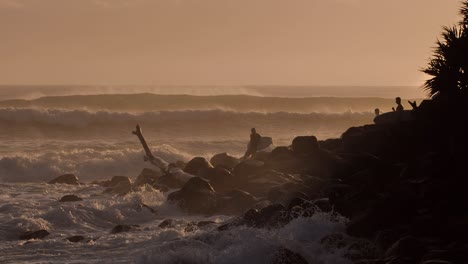Surfer,-Die-Darauf-Warten,-Bei-Sonnenaufgang-In-Burleigh-Heads-An-Der-Gold-Coast,-Australien,-Ins-Wasser-Zu-Gehen