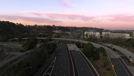 Drone-Sobre-La-Autopista-De-San-Diego-Al-Amanecer.-4k