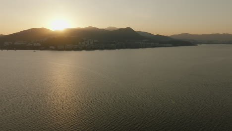 Luftaufnahme-Des-Sonnenuntergangs-Der-Chinesischen-Metropole-Hongkong-Mit-Modernem-Wolkenkratzergebäude