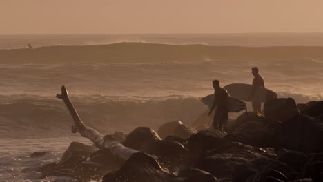 Surfistas-Esperando-Para-Entrar-Al-Agua-Al-Amanecer-En-Burleigh-Heads-En-La-Costa-Dorada,-Australia