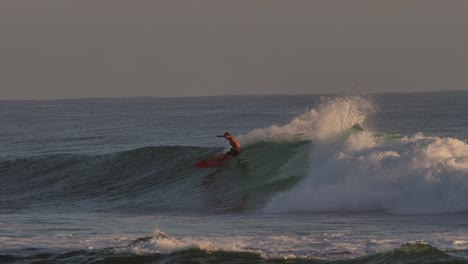 Surfer,-Die-Bei-Sonnenaufgang-In-Burleigh-Heads-An-Der-Gold-Coast,-Australien,-Wellen-Fangen