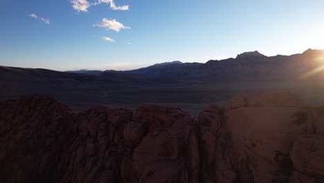Luftsonnenunterganglandschaft-Der-Roten-Felsformation-In-Las-Vegas,-Natürliche-Rote-Felsschluchtdrohne-Nah-Oben