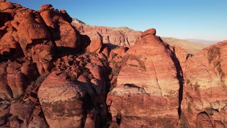 Red-Rock-Canyon-In-Las-Vegas,-Kalifornien-Luftaufnahme-Der-Felsformation-Mit-Winderosion-In-Der-Malerischen-Landschaft-Der-Orangefarbenen-Schlucht