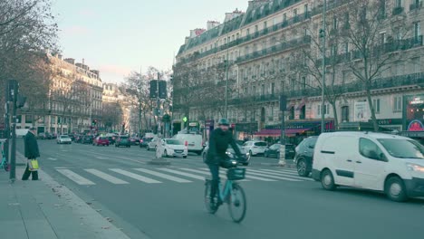Respektieren-Von-Straßenmarkierungen-Und-Verkehrszeichen,-Alternative-Und-Nachhaltige-Transportmittel-Versus-Autoüberbevölkerung,-Paris,-Frankreich
