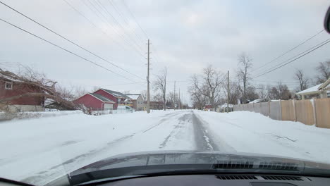 Schneebedeckte-Straße-Nach-Einem-Wintersturm-Und-Ein-Umgestürzter-Baum-Auf-Einem-Dach-In-Kanada