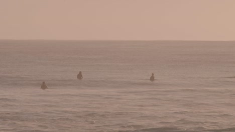 Surfistas-Esperando-Olas-Al-Amanecer-En-Burleigh-Heads-En-La-Costa-Dorada,-Australia