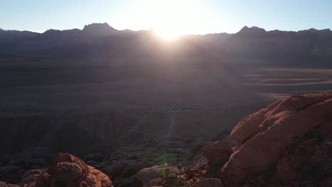 Red-Rock-Canyon-Valley-In-Las-Vegas,-Kalifornien-Luftaufnahmen-Bei-Sonnenuntergang-Der-Malerischen-Geologischen-Felsformation