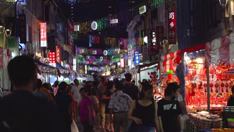 Massen-Von-Menschen-Strömen-Nach-Chinatown-Singapur,-Um-In-Vorbereitung-Auf-Das-Chinesische-Neujahr-Einzukaufen