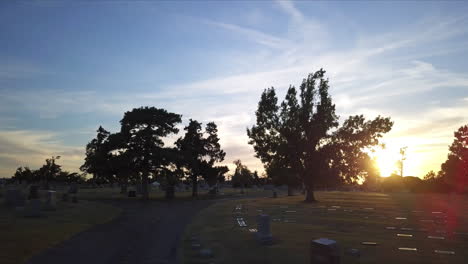Luftaufnahme-Auf-Einem-Friedhof-Während-Des-Sonnenuntergangs-In-Georgia