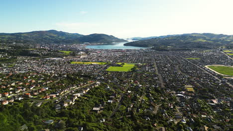 Luftschwenk-Panoramablick-Auf-Den-Zentralen-Bereich-Von-Dunedin-In-Der-Bucht-Von-Otago-An-Einem-Sonnigen-Tag