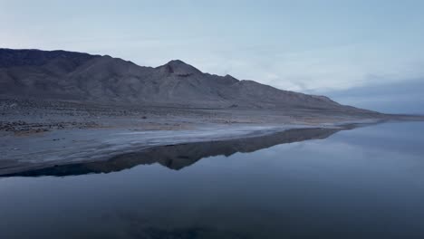 Drohne-Fliegt-über-Den-Sierra-Nevada-See-Und-Enthüllt-Die-Malerische-Berglandschaft-Im-Kalifornischen-Nationalpark,-Dem-Unverschmutzten-Planeten-Erde