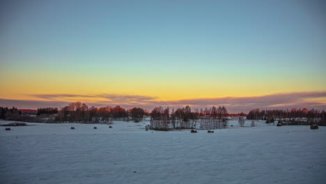 Zeitrafferaufnahme-Eines-Schönen-Und-Farbenfrohen-Sonnenaufgangs-Am-Horizont-Während-Eines-Verschneiten-Wintertages