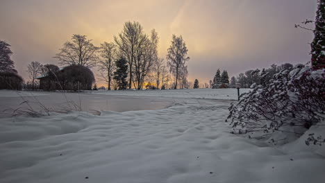 Winterholzhaus-In-Einer-Verschneiten-Landschaft-Mit-Der-Sonne,-Die-Sich-Im-Zeitraffer-Des-Himmels-Bewegt