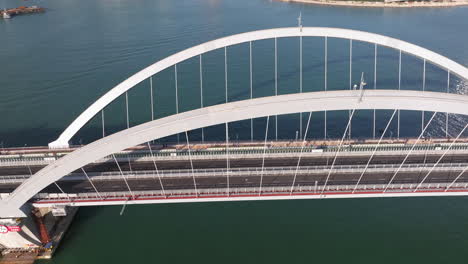 Luftaufnahme-Der-Neuen-Cross-Bay-Link-Bridge-Mit-Fußgängerverkehr-In-Der-Nähe-Des-Bezirks-Tsuen-Kwan-O-In-Hongkong