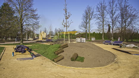Gärtner,-Die-Gras-Installieren,-Indem-Sie-Sodenreihen-In-Einem-Wohngartenparkgebiet-Ausrollen