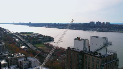 Terrassenüberdachung-Blue-Collar-Labor-Team-Neben-Dem-Spülen-Des-Hudson-River-Newyork