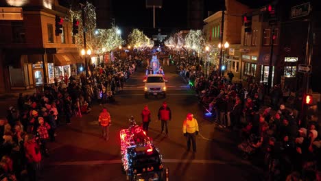 Weihnachtsparade,-Feier-Der-Weihnachtsmannparade-Bei-Nacht-Entlang-Der-Straße-In-Denver,-Schwebende-Marschkapellen-Und-Leute-Drängen-Sich-Auf-Beiden-Seiten-Der-Straße