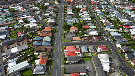 Vista-Aérea-De-Arriba-Hacia-Abajo-De-La-Ciudad-De-Dunedin-En-Nueva-Zelanda-Drone-Revela-Distrito-Residencial-De-La-Ciudad-Con-Casas-Y-Carretera-De-Tráfico