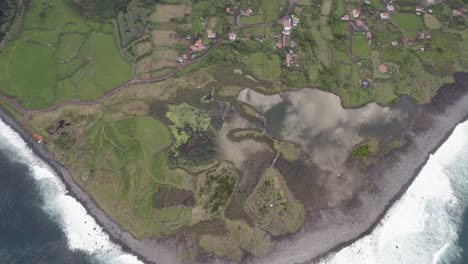 Vista-De-Drones-Sobre-Fajã-Dos-Cubres,-Parque-De-Vida-Silvestre-Escénica-Y-Laguna-De-Marea